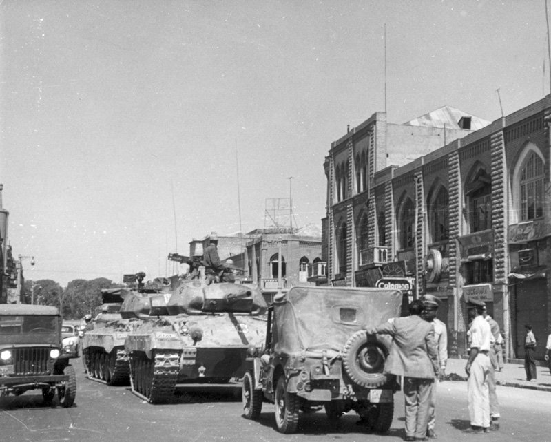 Irán, el petróleo y el imperio: del golpe de 1953 al ocaso de la hegemonía estadounidense tanks in tehran
